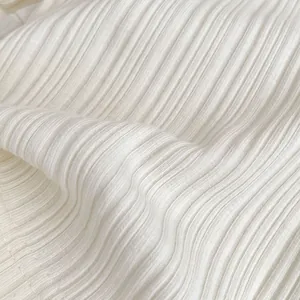 Macro-opname van witte ribgebreide stof met een zachte elastische textuur voor kinderkleding