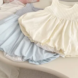 Detail von gerippten Baby-Bodysuits mit Puffrock und Druckknöpfen für einfaches Windelwechseln