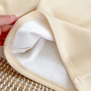 Détail de la barboteuse pour bébé en maille côtelée avec doublure polaire épaisse