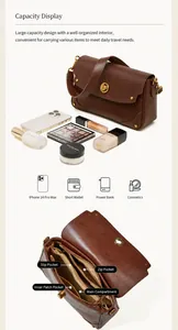 Compartiments internes détaillés d'un sac bandoulière en cuir marron avec contenu