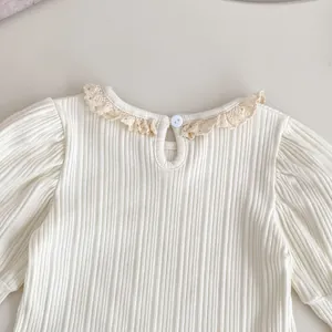 Detail van geribbelde babyshirt voor meisjes met kanten kraag en knoopsluiting op de rug