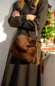 Dettaglio della borsa tote in pelle scamosciata marrone scuro con chiusura a scatto