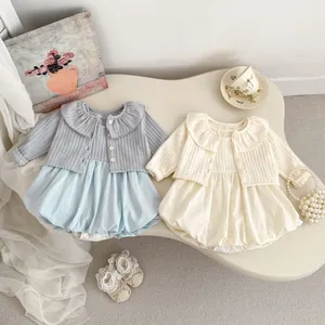 Detailansicht des Baby-Mädchen-Sets mit Strickjacke und Rüschen-Strampler mit Accessoires