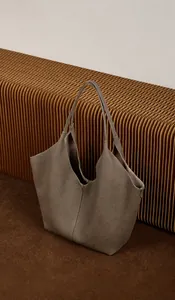 Detailansicht der hochwertigen Leder-Einkaufstasche mit feiner Narbung in Taupe-Farbe