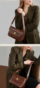 Sac bandoulière en cuir marron avec fermoir rotatif doré porté par un mannequin