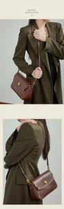 Vue détaillée du sac en cuir marron avec fermoir pivotant doré et coutures fines