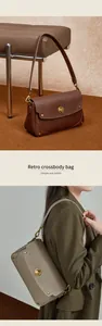 Détail de sacs à bandoulière en cuir vintage avec fermoir doré et bandoulière réglable