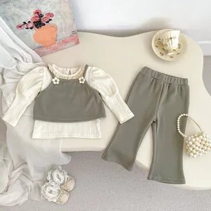 Meisjesset met wit kanten shirt, gebloemd groen vest en bijpassende flared gebreide broek