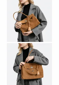 Dettaglio borsa tote in pelle scamosciata marrone con chiusura a scatto in argento