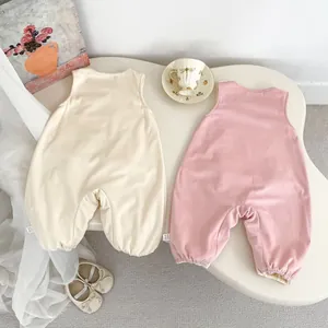 Détail de barboteuses sans manches pour bébé en maille fine coloris crème et rose