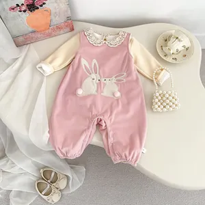 Détail de la barboteuse rose en velours côtelé avec broderie lapin et col en dentelle