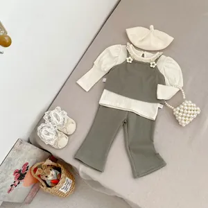 Detailfoto van 3-delige peuterset met gebloemd vest en shirt met kanten kraagje