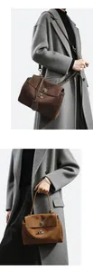 Dettaglio borsa tote in pelle scamosciata marrone con chiusura a scatto e tracolla