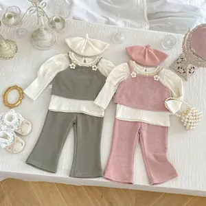 Meisjes set met ruches top met lange mouwen en vest met bloemaccenten en bijpassende baret
