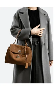 Dettaglio della borsa tote in pelle scamosciata caramello con chiusura a scatto