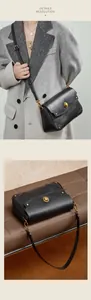 Détails d'un sac en cuir noir grainé avec fermoir rotatif doré et rivets élégants