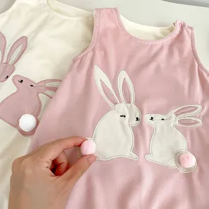Détail de barboteuse bébé en gaufre avec queue de lapin 3D en peluche et broderie