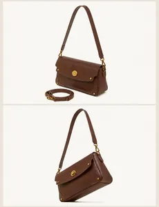 Détail du sac en cuir marron avec boucle dorée présenté sous un angle de 45 degrés