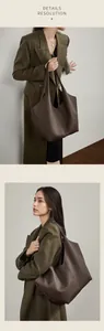 Detailansicht der großen dunkelbraunen Ledertasche mit Narbenstruktur und V-Ausschnitt