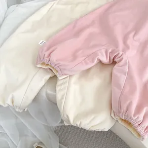 Détail de grenouillère pour bébé avec doublure polaire épaisse et texture velours côtelé