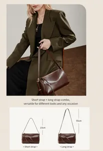Sac Boston en cuir marron avec bandoulière réglable et poignée courte de 15 cm incluse