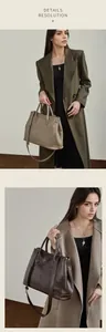 Detalle de cerca de la textura del bolso tote de cuero genuino y opciones de colores