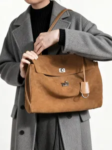 Borsa tote in pelle scamosciata marrone con chiusura in metallo e tracolla