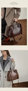 Detalle macro de bolso tote de cuero marrón con asas redondas y herrajes de oro fino