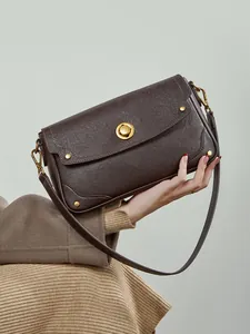 Sac à main classique en cuir marron foncé avec rabat ondulé et fermoir doré chic