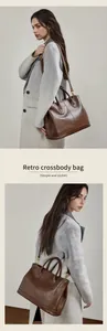 Detalle del bolso tote retro de cuero marrón con costuras y herrajes dorados