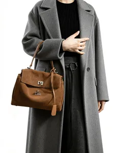 Borsa tote in pelle scamosciata marrone con fibbie in metallo per un look retrò minimal