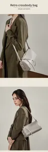 Détail du sac cylindre en cuir gris avec fermeture à pompon et fine bandoulière