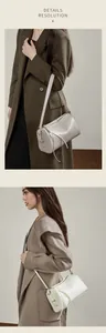 Détails de sacs polochon en cuir portés avec des manteaux d'hiver élégants et chic
