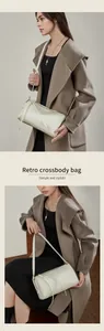 Vue détaillée du sac polochon en cuir crème avec bandoulière réglable et élégante