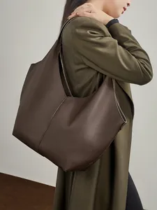 Große dunkelbraune Schultertasche aus genarbtem Leder mit Mittelnaht im Hobo-Stil