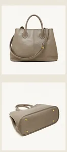 Vista detallada trasera e inferior del bolso tote de cuero taupe con tachuelas