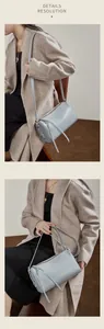 Détails macro d'un sac cylindre en cuir bleu clair avec zip et fine bandoulière