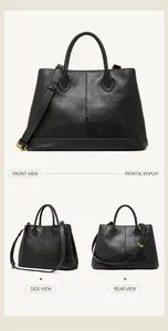 Detalle de bolso tote de cuero negro con vista frontal y acabado de cuero granulado