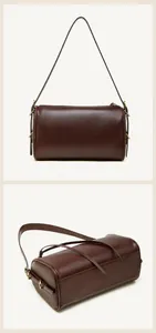 Vue arrière et du dessous du sac boston en cuir marron foncé avec boucles en bronze