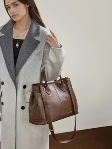 Bolso tote de cuero marrón para mujer con herrajes dorados y correa ajustable
