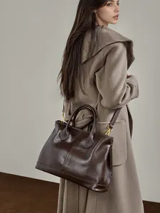 Bolso tote minimalista en cuero genuino marrón oscuro con asa y bandolera
