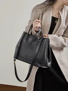 Bolso tote minimalista de cuero genuino negro con bandolera ajustable para mujer