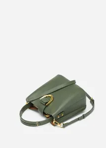 Détail du sac seau en cuir vert foncé avec boucle fer à cheval dorée et poignée