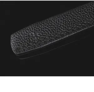 Vue macro de la ceinture en cuir grainé noir avec embossage de la taille 52 C / 130