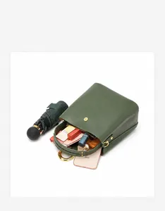 Vue intérieure d'un sac seau vert foncé montrant sa grande capacité pour les objets du quotidien