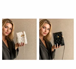 Detailansicht der gesteppten Mini-Leder-Umhängetaschen in Creme und Schwarz mit Golddekor