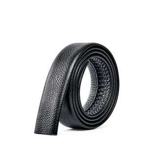 Ceinture en cuir noir grainé avec rail pour boucle automatique présentée en rouleau