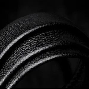 Ceinture en cuir noir de qualité supérieure avec grain de litchi en vue macro