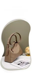 Détail du cuir grainé caramel et des coutures contrastées blanches sur le sac hobo