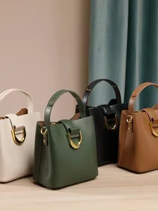 Lot de sacs seau chics en crème, vert, noir et marron avec anneaux en D dorés élégants
